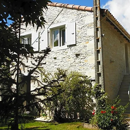 Au Pre Du Mignon Aux Portes Du Marais Poitevin Bed and Breakfast